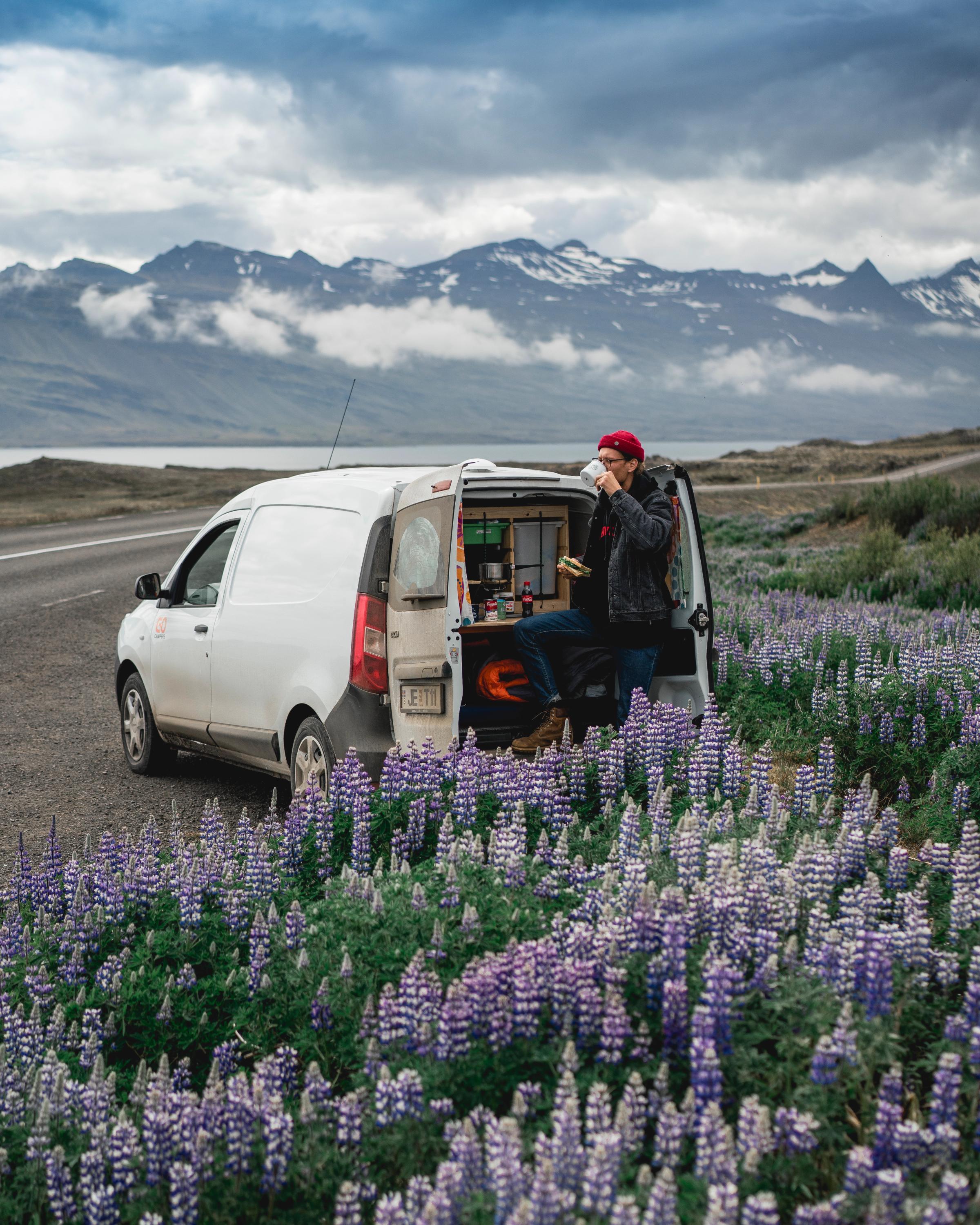 Ein kompakter, günstiger Camper für 2 Personen, der vor einer Bergkulisse geparkt ist, Camper mieten Island