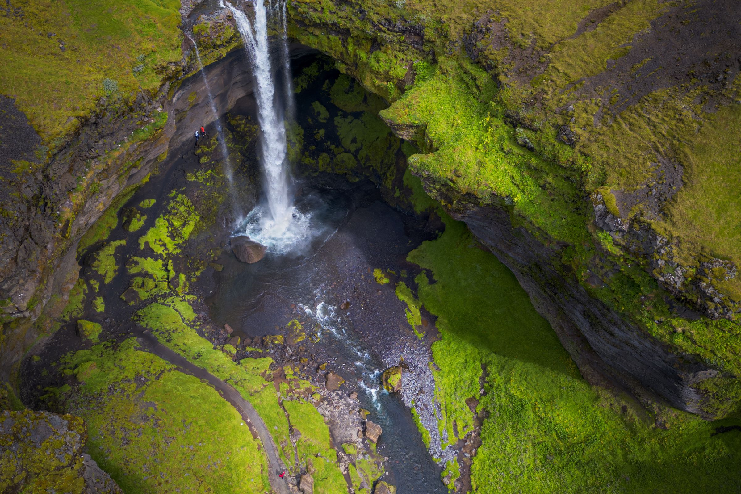 una vista aérea de una cascada en Islandia