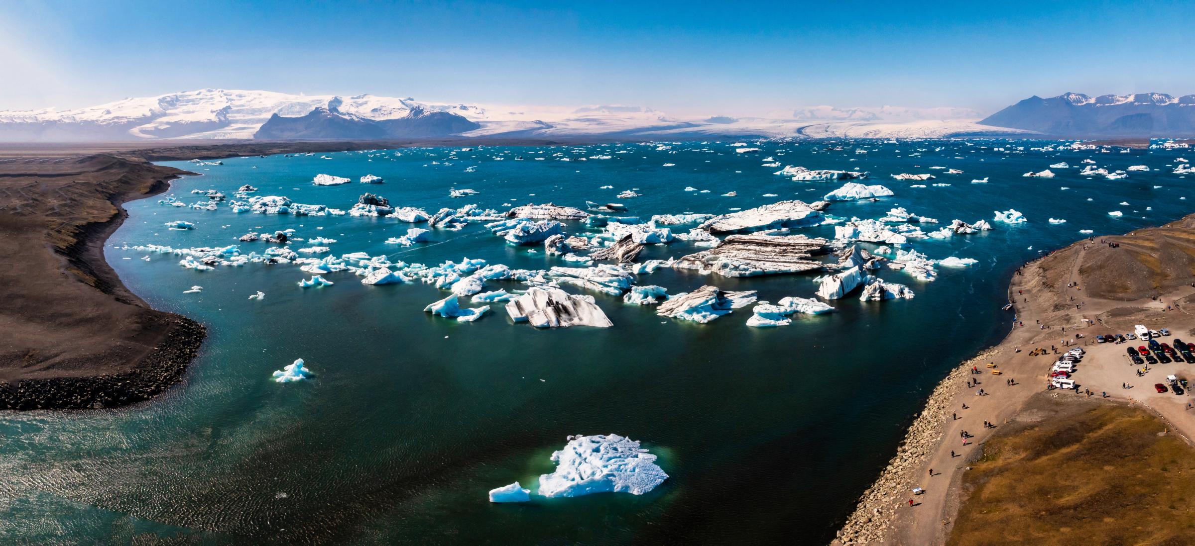 Laguna glaciar con un montón de icebergs flotando en ella