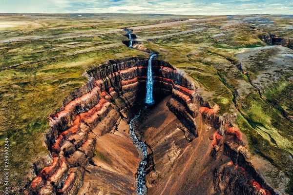 una vista aérea de una cascada en medio de un cañón.