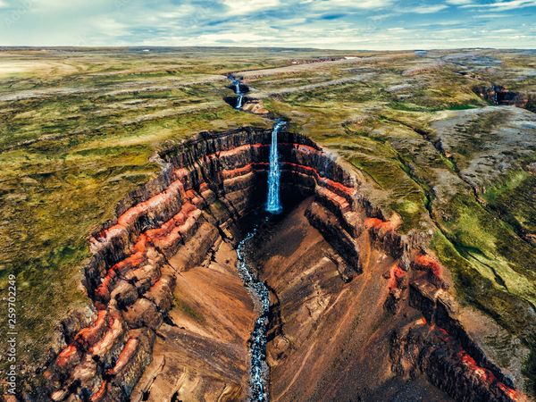 una vista aérea de una cascada en medio de un cañón .