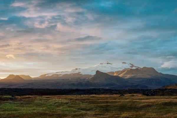 paisaje con montañas con y sin nieve