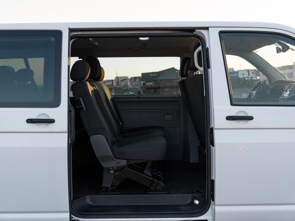 Seitentür des Volkswagen Caravelle geöffnet Rücksitz eines Volkswagen Caravelle, sichtbar durch die geöffnete seitliche Schiebetür