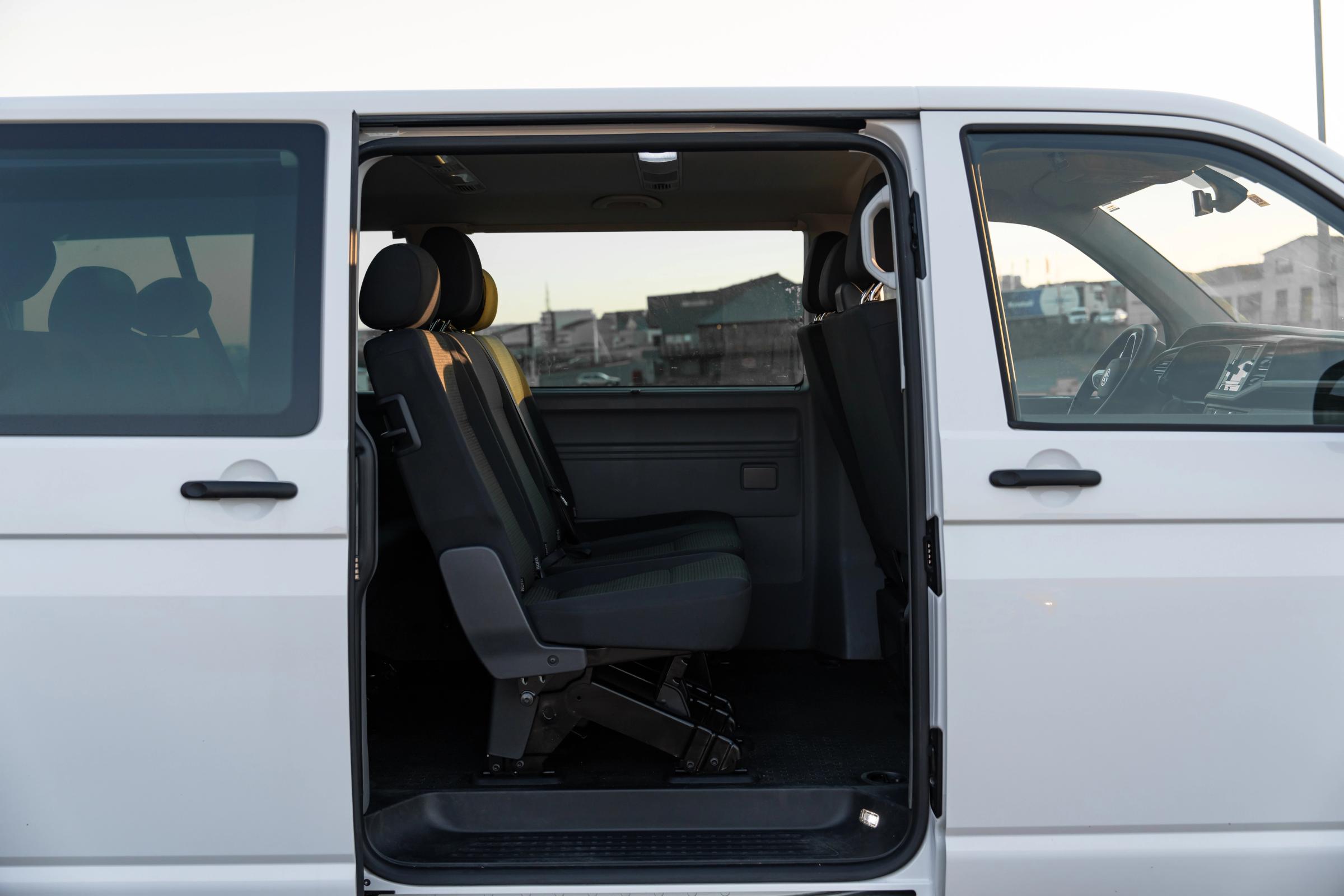 Seitentür des Volkswagen Caravelle geöffnet Rücksitz eines Volkswagen Caravelle, sichtbar durch die geöffnete seitliche Schiebetür