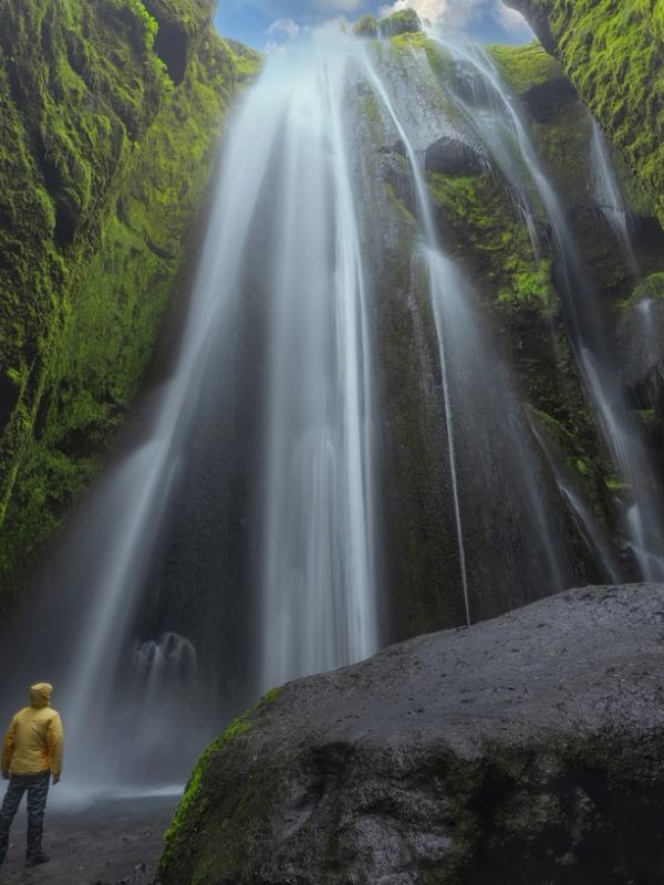 Hombre dentro del cañón de Gljúfrabúi
