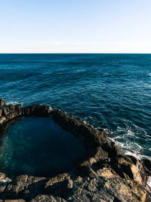 there is a small pool in the middle of the ocean .