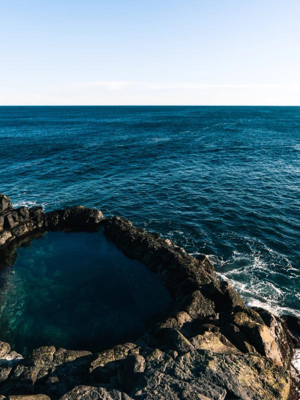 hay una pequeña piscina en medio del océano .
