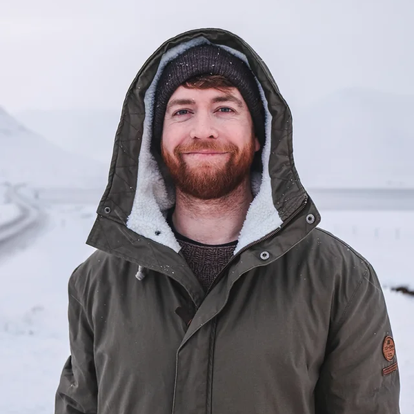 Un hombre con barba y una chaqueta con capucha.