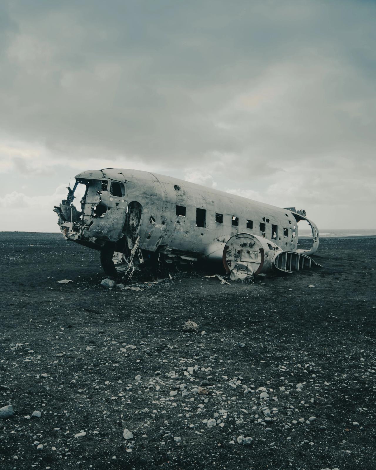 une épave d'avion sur une plage de sable noir