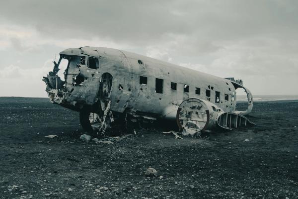 Restos de un avión en la playa de arena negra de Sólheimasandur
