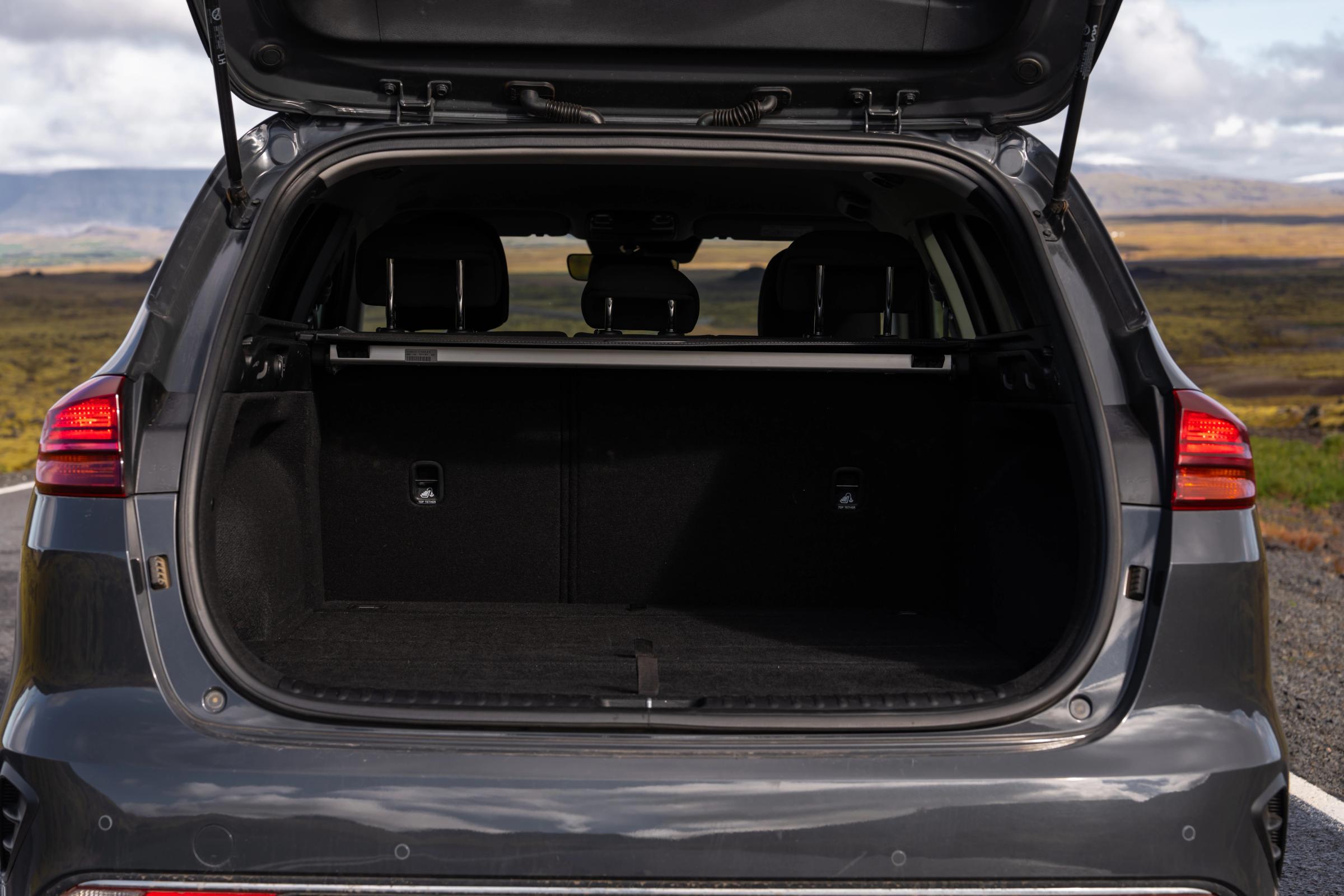 Espacio del maletero del Ceed Wagon Kia Ceed familiar con el maletero abierto, mostrando el espacio de carga vacío y los asientos traseros