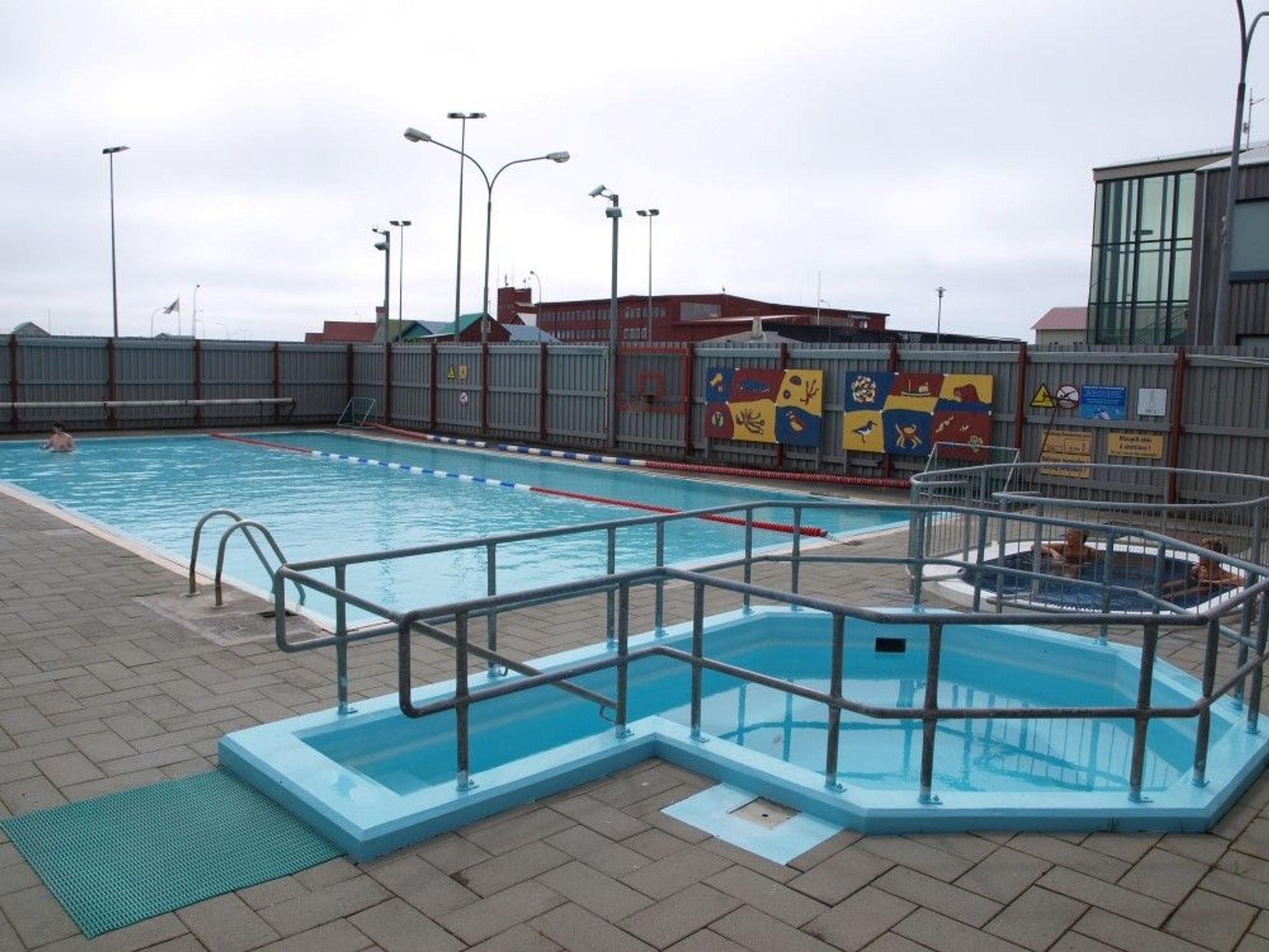 Piscina y dos jacuzzis en un recinto público
