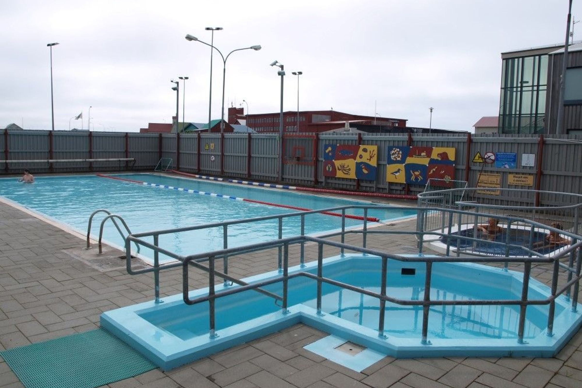 Piscina y dos jacuzzis en un recinto público