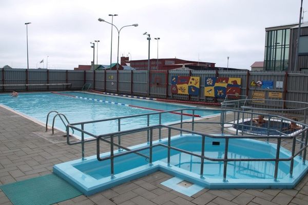 Swimmingpool and two jacuzzis within a public complex