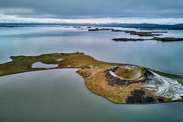 Vista aérea del Lago Myvatn y un cráter volcánico