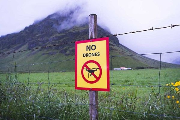 cartel de "Drones no"