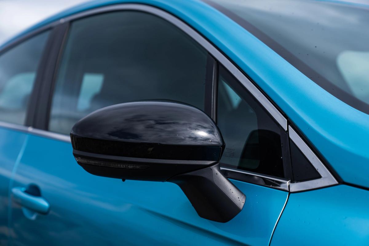 Nahaufnahme des Seitenspiegels und der Vordertür eines Renault Clio