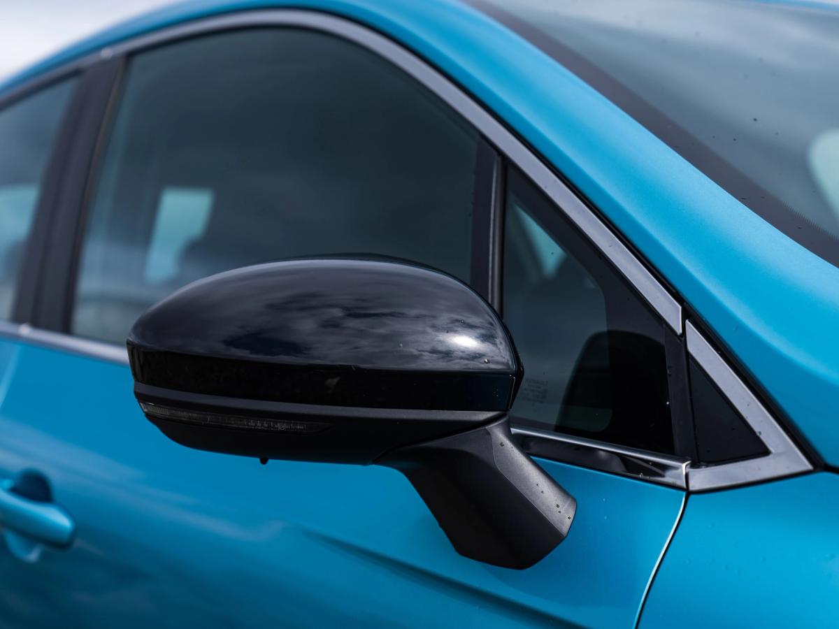 Clio Außenspiegeldetail Nahaufnahme des Seitenspiegels und der Vordertür eines Renault Clio