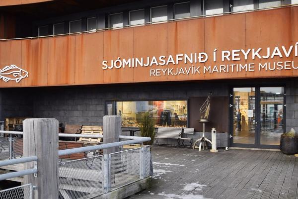 the front of a building with a sign that says maritime museum .