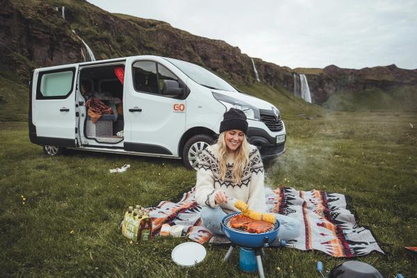 Una mujer acampando el último fin de semana en Islandia en julio, llevando consigo una máscara para dormir