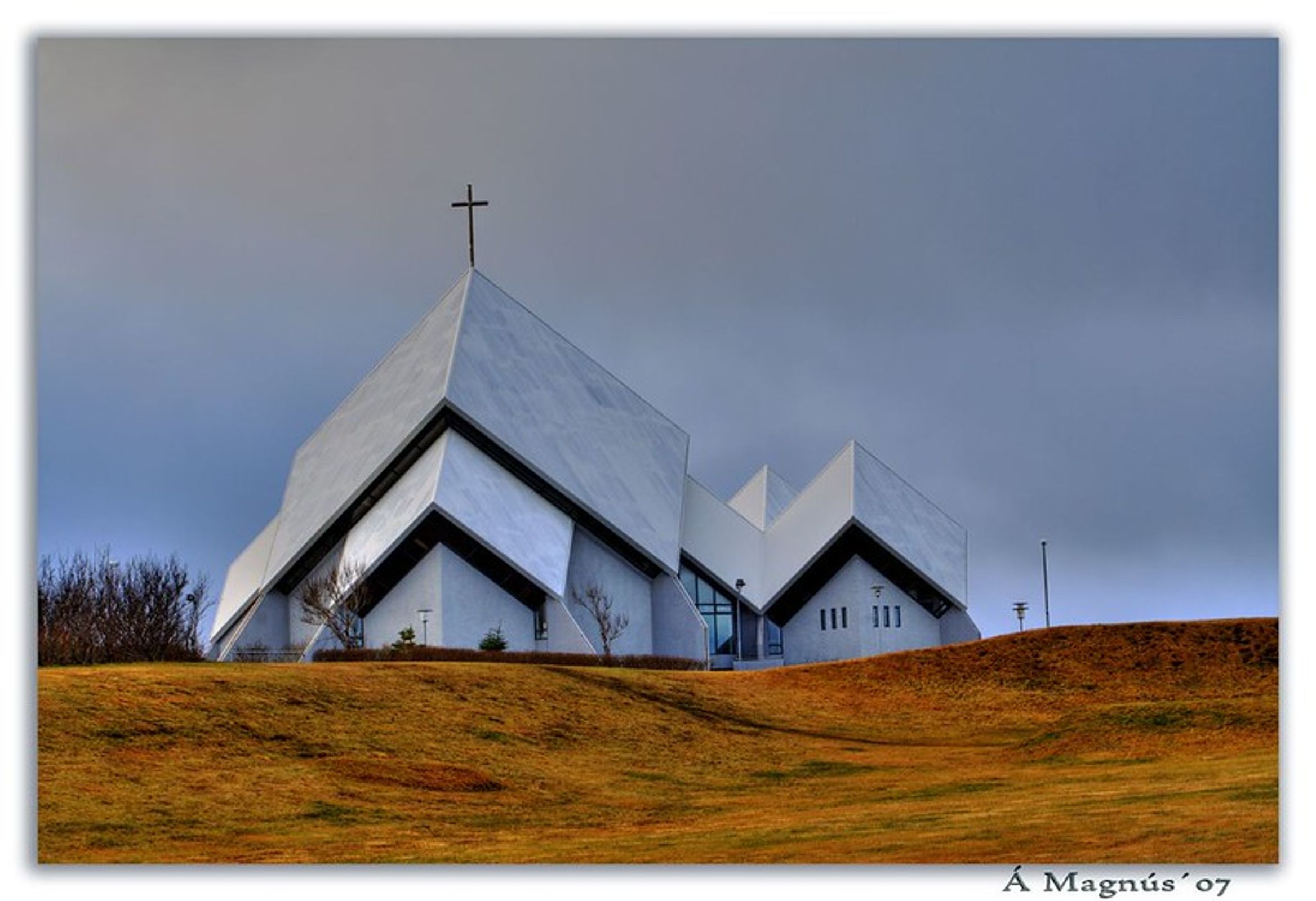 una moderna iglesia blanca en un campo