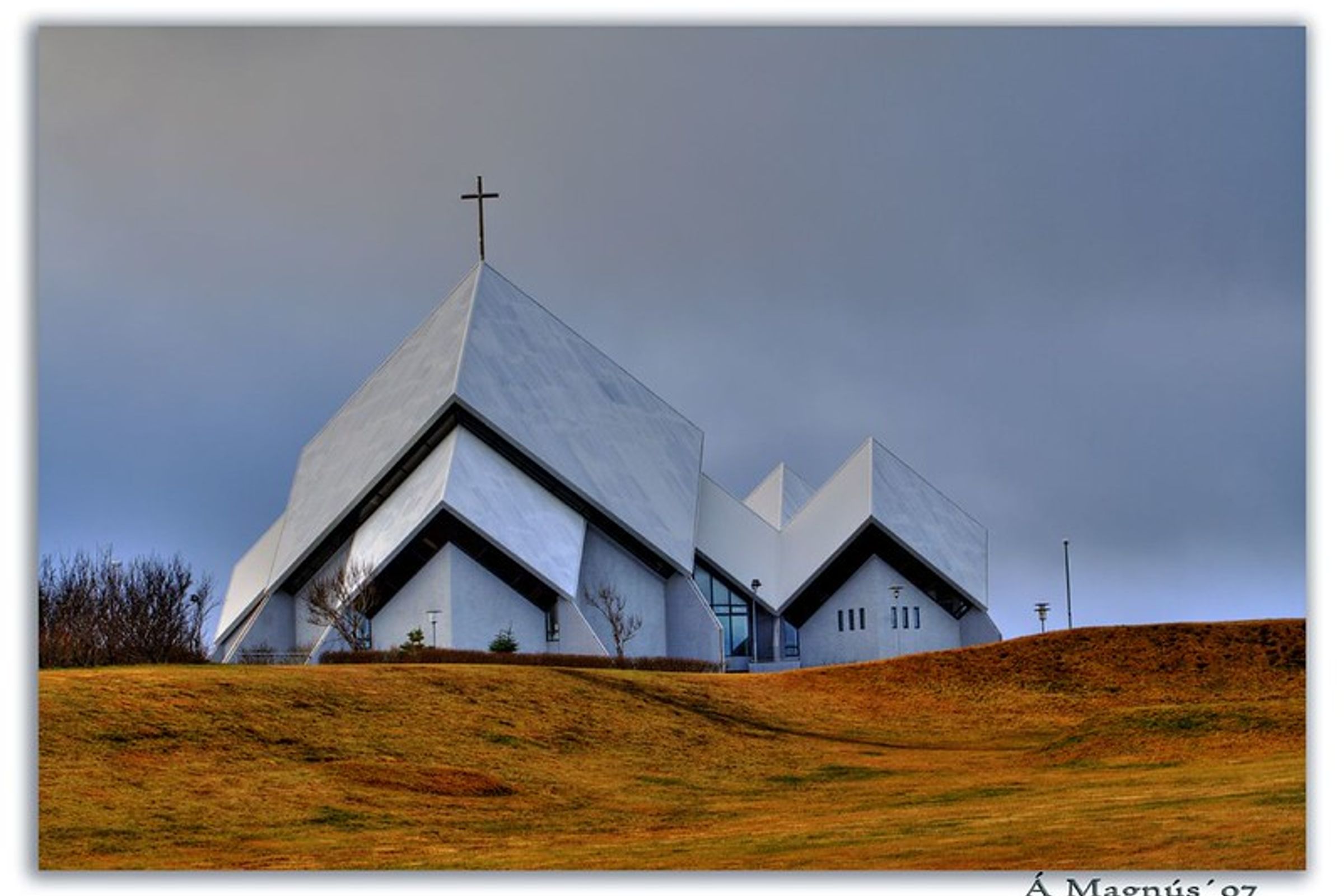 una moderna iglesia blanca en un campo