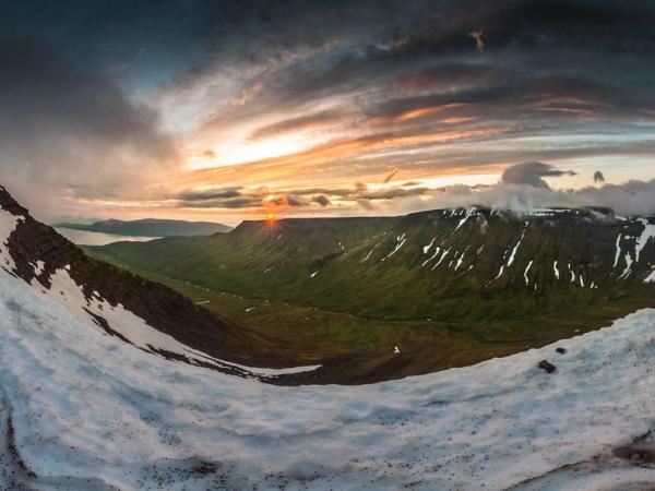El Monte Esja cubierto de nieve
