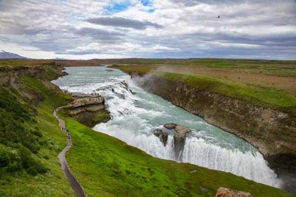 vista panorámica de una potente cascada