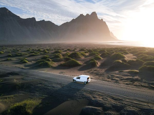 Furgoneta blanca en Islandia
