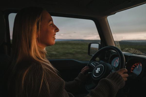Viaje por carretera Viaje escénico por carretera en Islandia con solo unas pocas horas de oscuridad