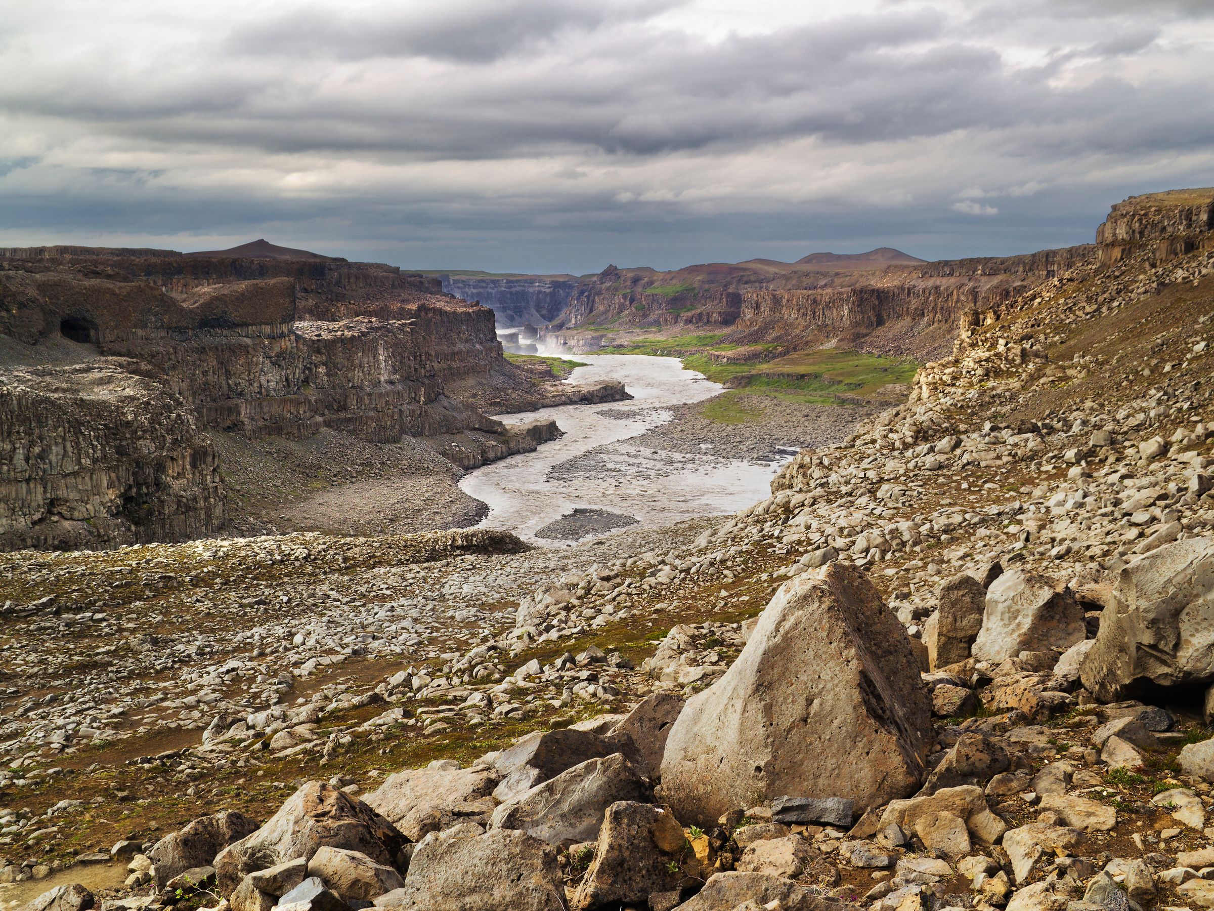 une rivière qui traverse une vallée rocheuse avec des montagnes en arrière-plan, Réserve naturelle de Jökulsárgljúfur