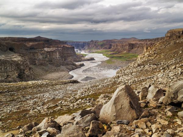 une rivière qui traverse une vallée rocheuse avec des montagnes en arrière-plan, Réserve naturelle de Jökulsárgljúfur