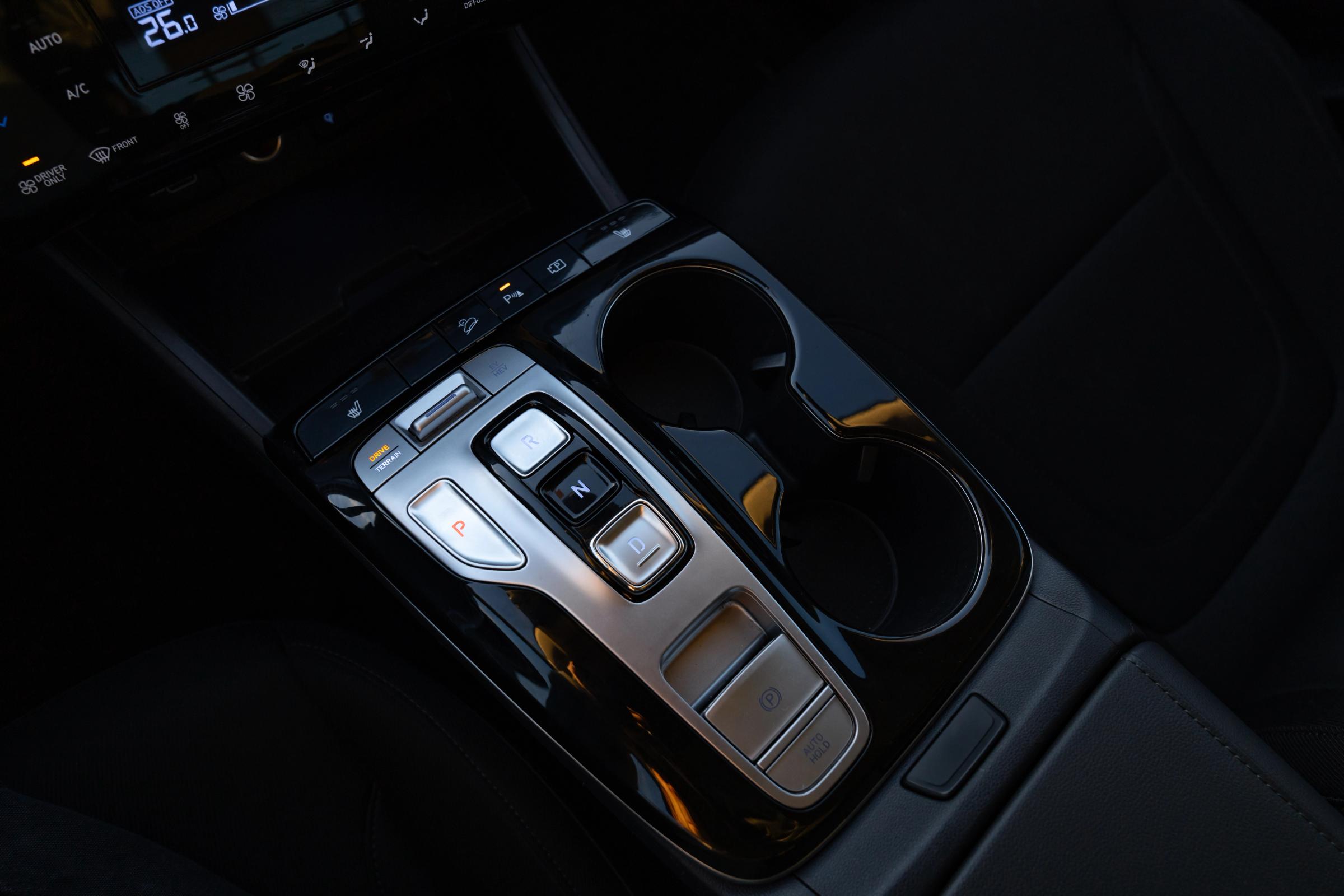 Console centrale du Hyundai Tucson avec sélecteur de boîte automatique à boutons-poussoirs et deux porte-gobelets