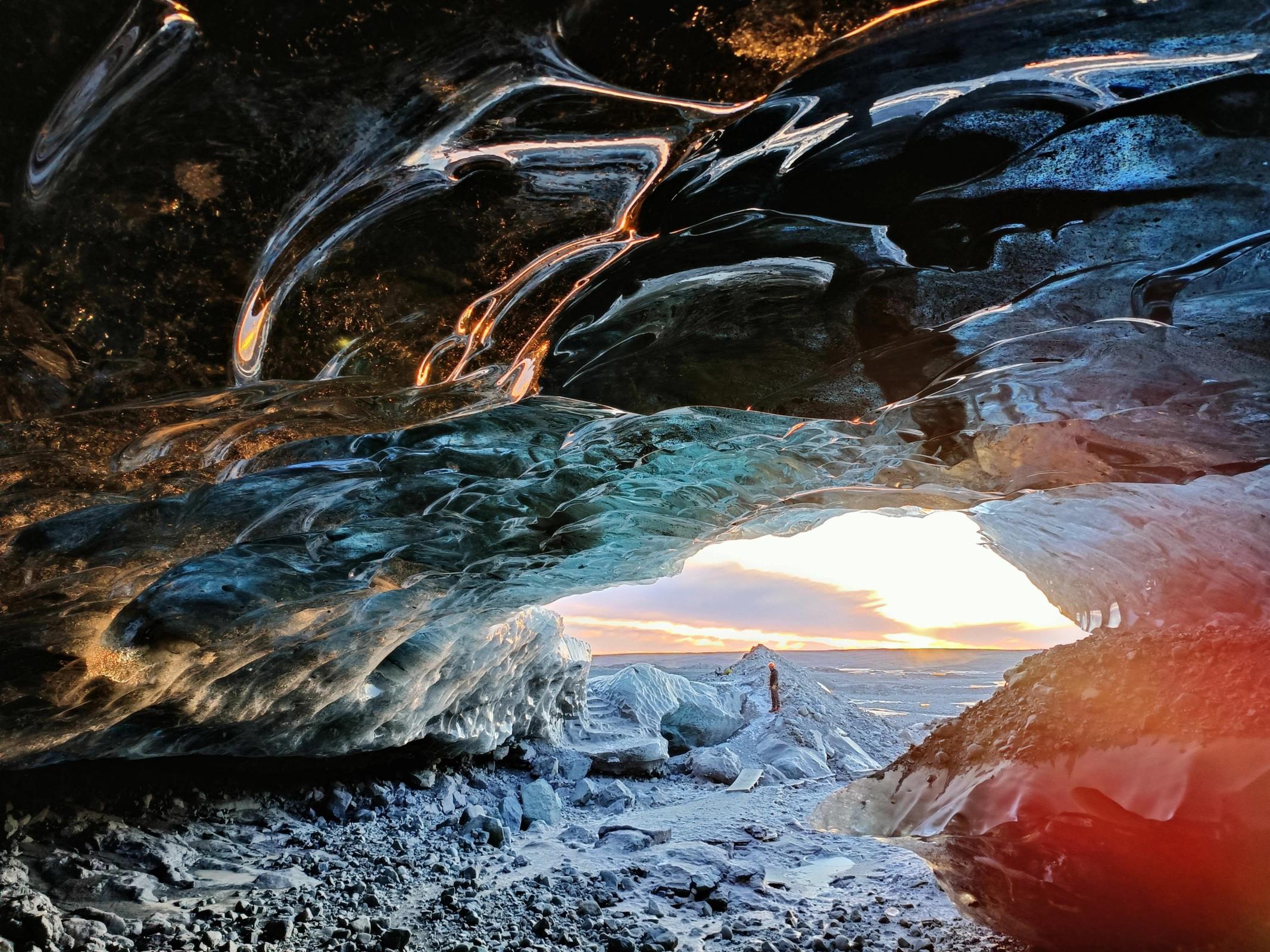 vista del atardecer desde el interior de una cueva de hielo