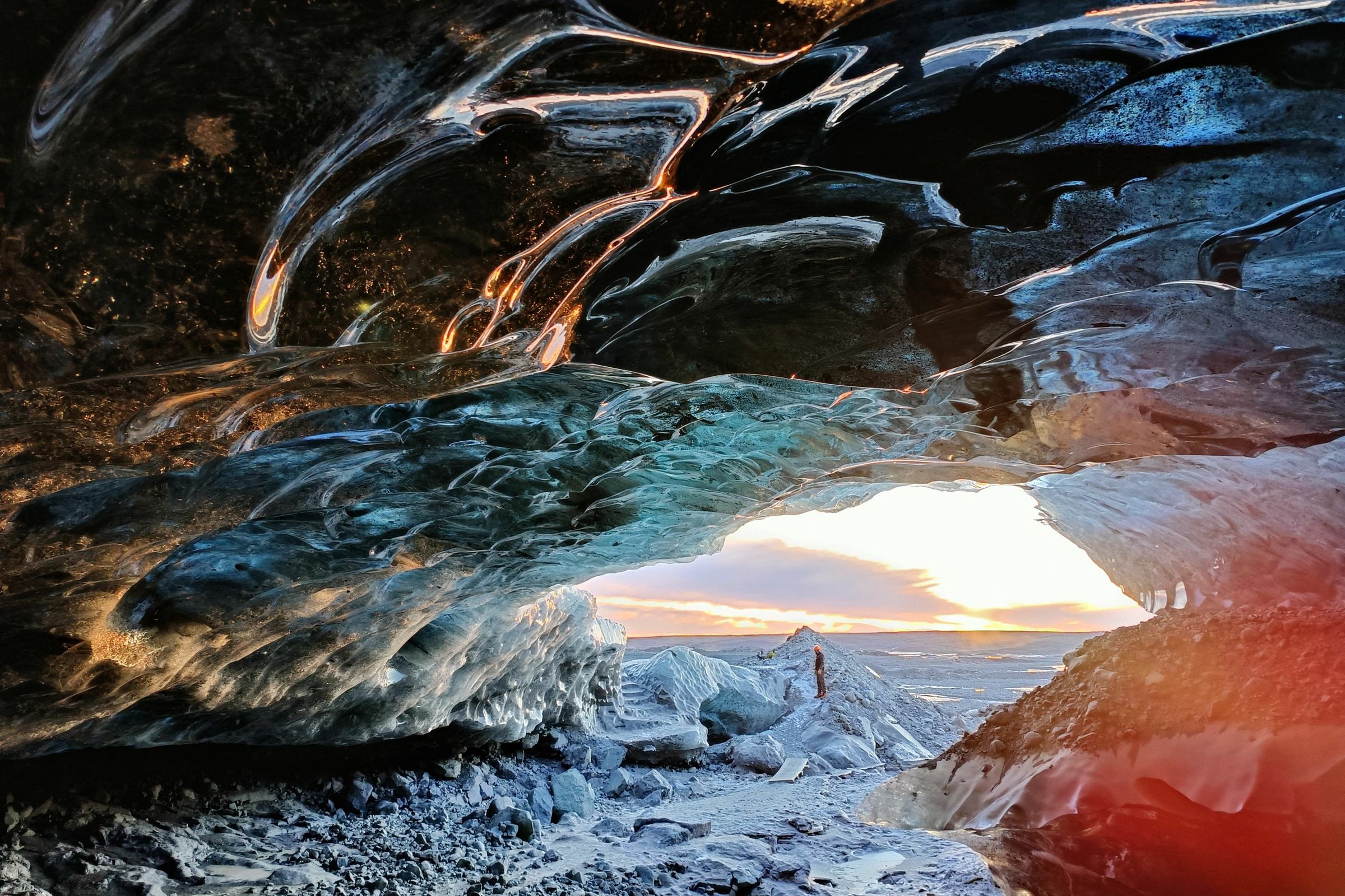 vista del atardecer desde el interior de una cueva de hielo