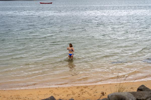 Chica dentro del agua de la playa de Nauthólsvík, Reykjavik