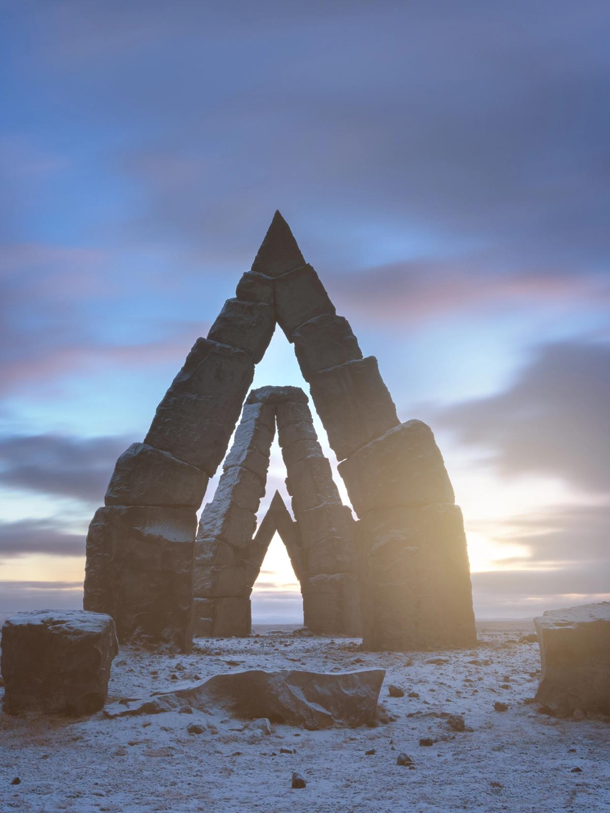 El Círculo Ártico en Islandia, con la luz brillando a través de sus arcos de piedra en una llanura nevada.