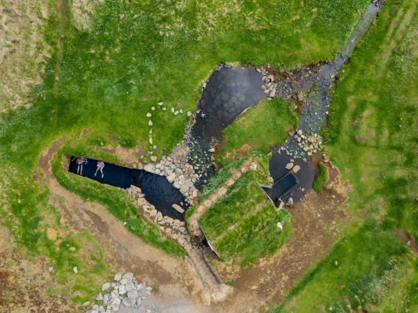 Vue aérienne d'une source chaude naturelle