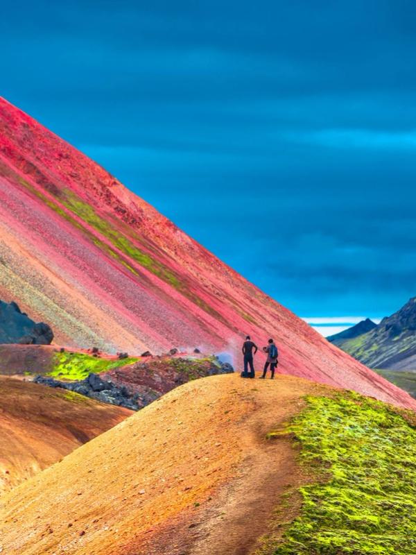 Gente haciendo senderismo en Landmannalaugar en Islandia