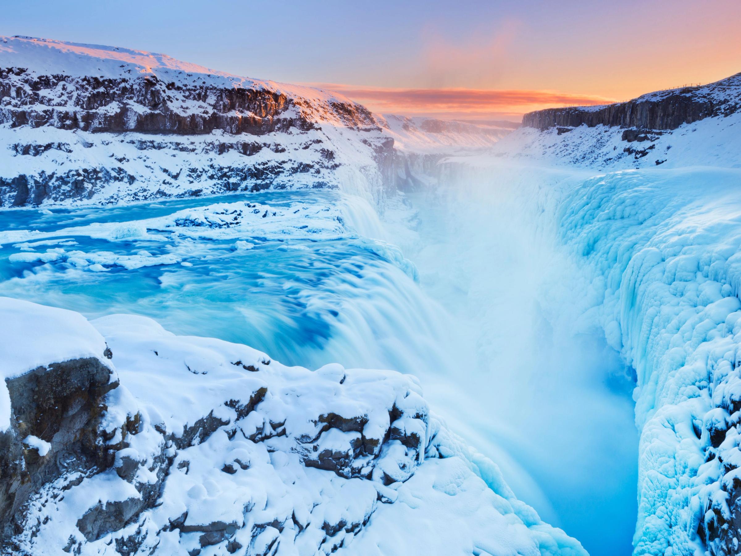 Gullfoss helada y cubierta de nieve