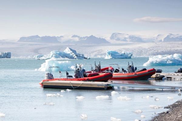 deux bateaux pneumatiques Zodiac ancrés dans un lagon glaciaire