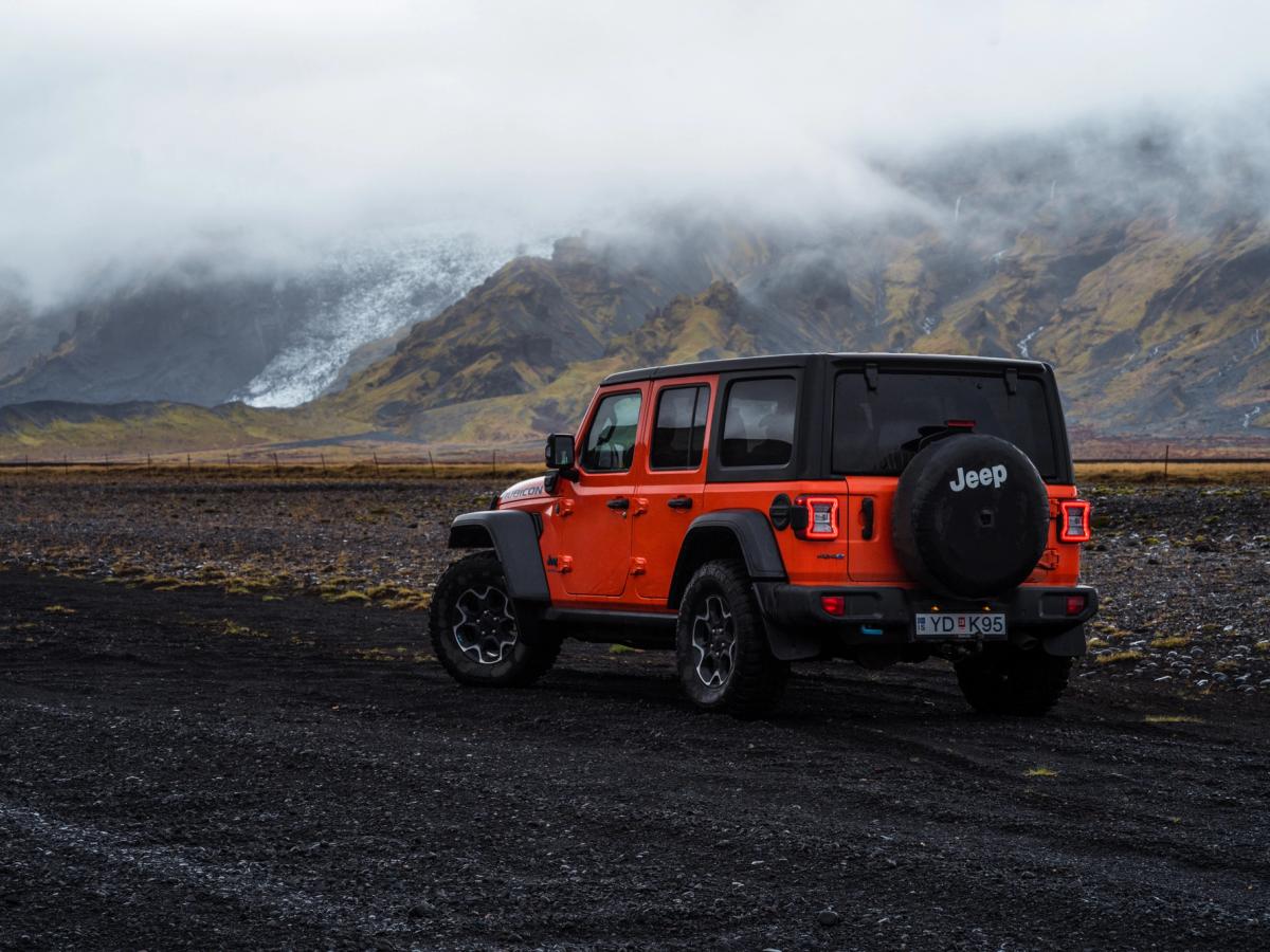 牧马人 Rubicon 后视山景 停放着的 Jeep Wrangler Rubicon 4x4 后视图,群山上空低云笼罩