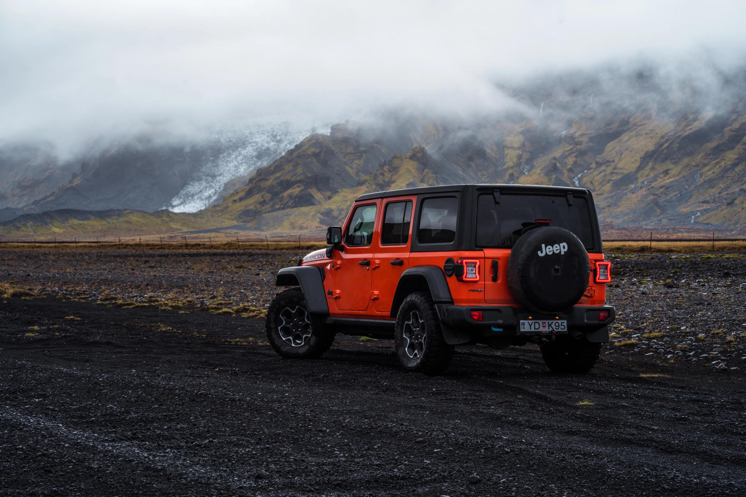 牧马人 Rubicon 后视山景 停放着的 Jeep Wrangler Rubicon 4x4 后视图,群山上空低云笼罩