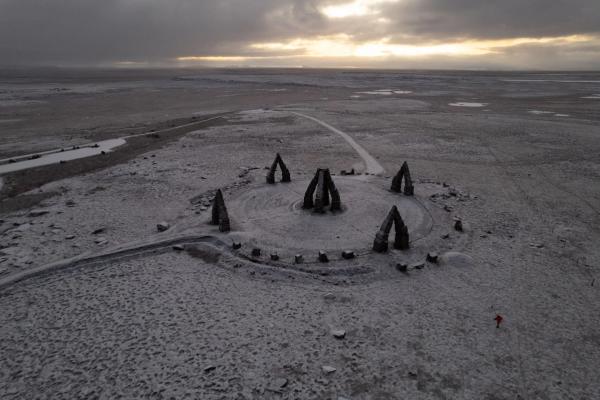 arcos apuntados de piedra formando un círculo en el campo