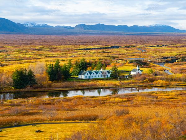 gran llanura con un río y colores otoñales