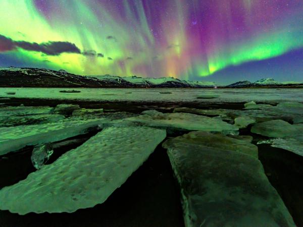Aurora boreal en la laguna glaciar Jökulsárlón