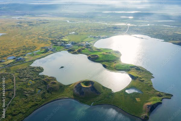 una vista aérea de un lago rodeado por volcanes en Islandia.