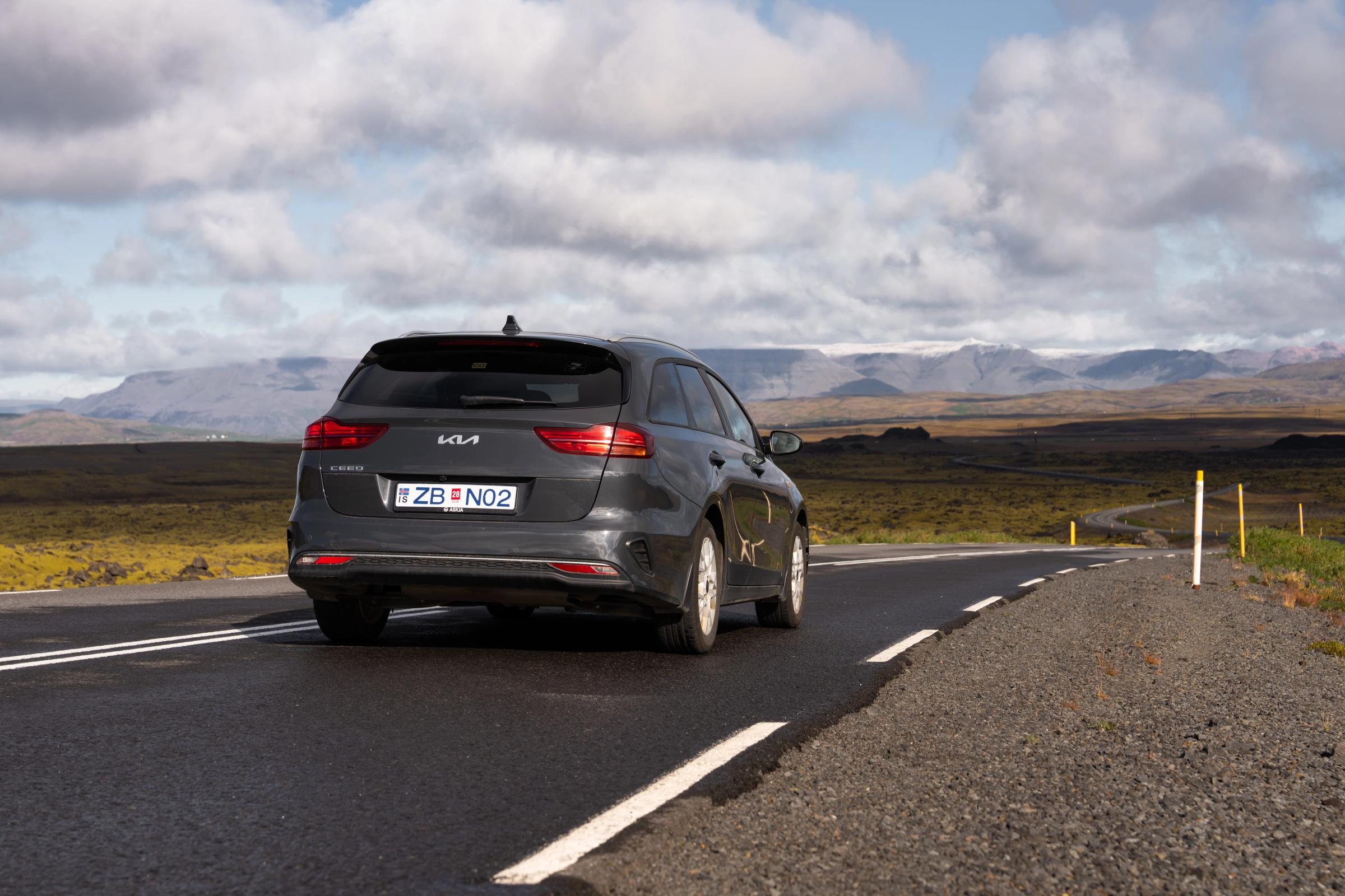 Coche familiar Kia Ceed de alquiler en Islandia circulando por la carretera de circunvalación asfaltada