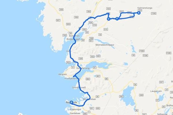 Une carte montrant l'itinéraire d'un road trip de Reykjavik au Cercle d'Argent en Islande.