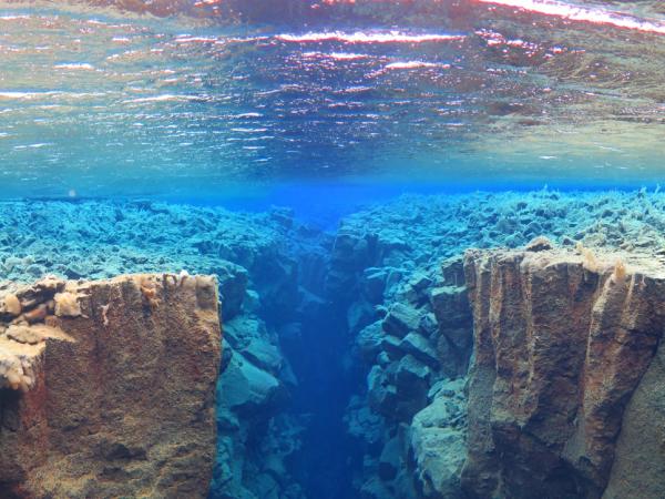 Vista de dos placas tectónicas bajo un agua super cristalina